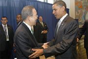 Ban Ki-moon pozdravlja Baracka Obamo ob prihodu na vrh o podnebnih spremembah