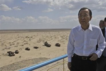 Generalni sekretar ZN Ban Ki-moon je ob danasnjem obisku v Uzbekistanu poudaril, da je izsusevanje Aralskega jezera ena najbolj pretresljivih svetovnih okoljskih katastrof. (Foto - AP)