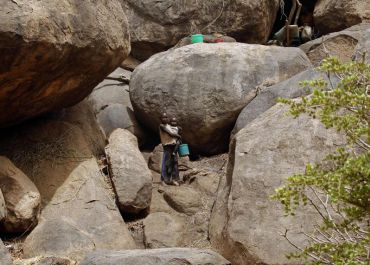 Otroci v skalnem zatočišu gorovja Nuba. (Foto - Reuters)