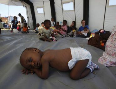 Zaradi potresa naj bi vec kot 600.000 haitijskih otrok ostalo brez enega ali obeh starsev. (Foto - Reuters)